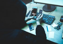 hacker está tentando acessar o celular roubado. segurança e proteção de dados pessoais e financeiros