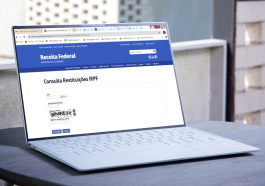 notebook mostrando a tela do site da Receita Federal, indicando a consulta restituição lote imposto de renda