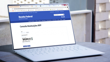 notebook mostrando a tela do site da Receita Federal, indicando a consulta restituição lote imposto de renda