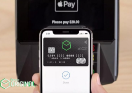 imagem de um celular ao fundo aberto na carteira digital Apple Pay e na tela inicial do app aparece o cartão Original Mastercard Black sendo configurado