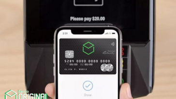 imagem de um celular ao fundo aberto na carteira digital Apple Pay e na tela inicial do app aparece o cartão Original Mastercard Black sendo configurado