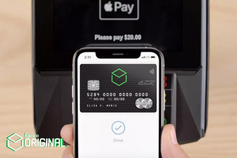 imagem de um celular ao fundo aberto na carteira digital Apple Pay e na tela inicial do app aparece o cartão Original Mastercard Black sendo configurado