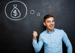 Retrato de homem ocupado, apontando em sua mente sobre dinheiro, simbolizando asmelhores opções para investir seu 13° salário