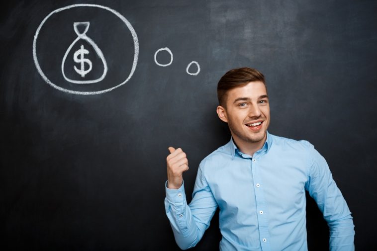 Retrato de homem ocupado, apontando em sua mente sobre dinheiro, simbolizando asmelhores opções para investir seu 13° salário