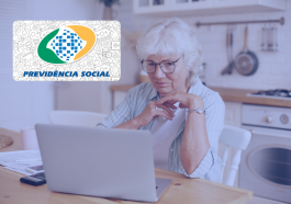 aposentada feminina de cabelos grisalhos de óculos preenchendo o formulário de pedido de empréstimo online, sentada em frente ao laptop, lendo informações sobre as novas regras para empréstimo consignado INSS para 2022