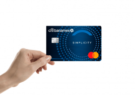 Una mano que sostiene la Tarjeta de crédito Citibanamex Simplicity