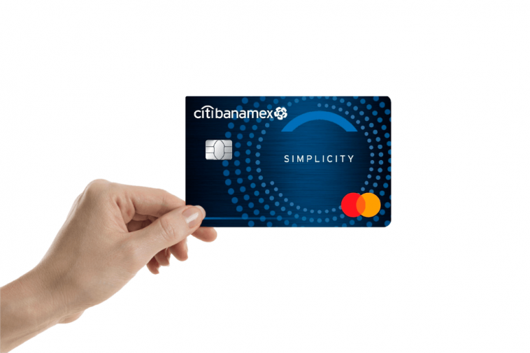 Una mano que sostiene la Tarjeta de crédito Citibanamex Simplicity