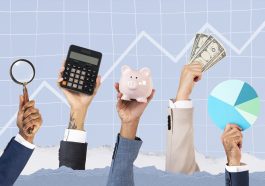 mãos segurando acessórios financeiros, como calculadora, lupa, cofrinho, nota de dinheiro, simbolizando a nova alta da Selic e o impacto no rendimento da poupança