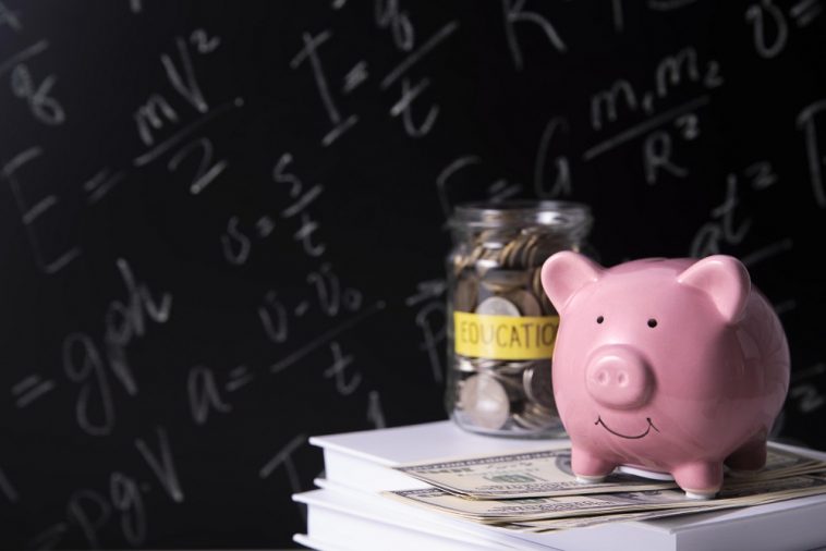 Close-up em objetos de educação financeira e economia