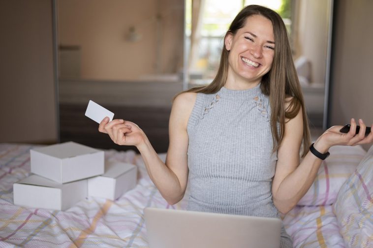 Retrato de mulher adulta sorrindo depois de comprar on-line parcelado