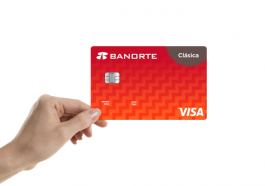 Una mano que sostiene la Tarjeta de crédito Banorte Clásica