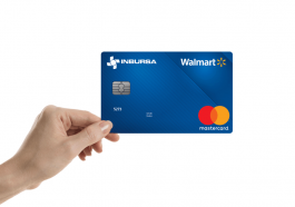 Una mano que sostiene la Tarjeta de crédito Inbursa Walmart
