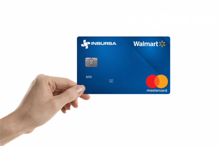Una mano que sostiene la Tarjeta de crédito Inbursa Walmart