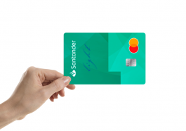 Una mano que sostiene la Tarjeta de crédito Santander Light