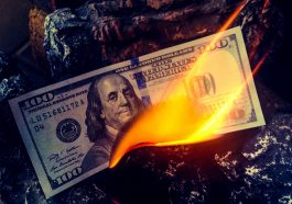nota de dólar queimando simbolizando formas de proteger seu dinheiro em ano de eleição