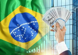 Dinheiro na mão de um homem no contexto da bandeira do brasil simulando o pagamento de impostos obrigatórios no Brasil para pessoas físicas e empresas