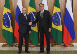 O presidente Jair Bolsonaro, durante encontro com o presidente da Federação da Rússia, Vladimir Putin, simbolizando as consequências da guerra entre Rússia e Ucrânia na economia brasileira