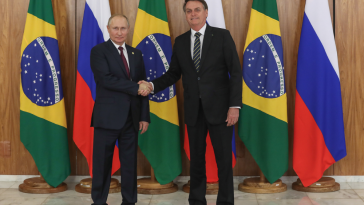 O presidente Jair Bolsonaro, durante encontro com o presidente da Federação da Rússia, Vladimir Putin, simbolizando as consequências da guerra entre Rússia e Ucrânia na economia brasileira