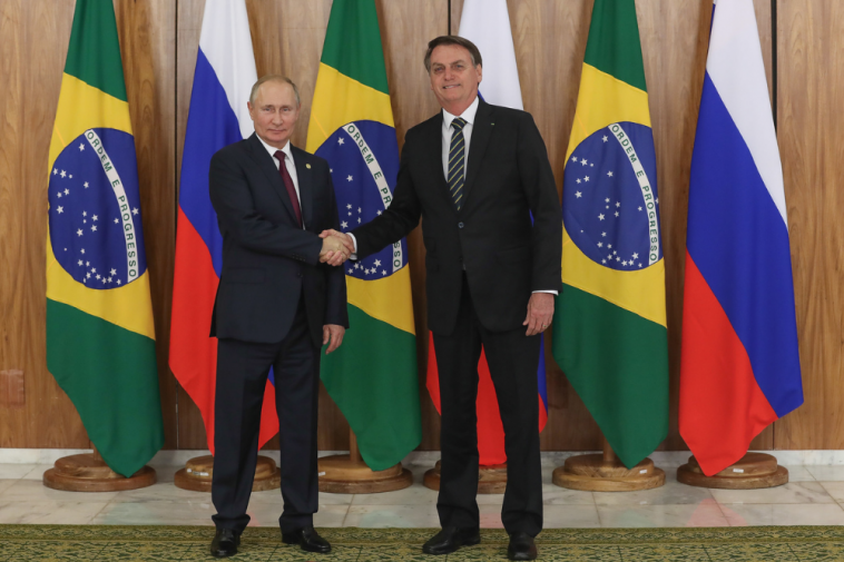 O presidente Jair Bolsonaro, durante encontro com o presidente da Federação da Rússia, Vladimir Putin, simbolizando as consequências da guerra entre Rússia e Ucrânia na economia brasileira