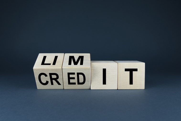 blocos de madeira escrito limite e crédito simbolizando o limite do cartão de crédito