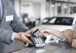 Close-up do pagamento com cartão, simbolizando como comprar carro com cartão de crédito