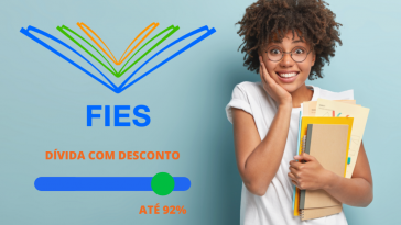 Mulher afro-americana de aparência agradável segura blocos de notas, papéis, estudos na faculdade, feliz por descobrir a possibilidade do Refinanciamento de dívidas do FIES