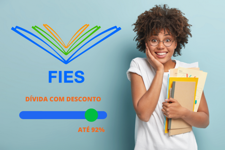 Mulher afro-americana de aparência agradável segura blocos de notas, papéis, estudos na faculdade, feliz por descobrir a possibilidade do Refinanciamento de dívidas do FIES