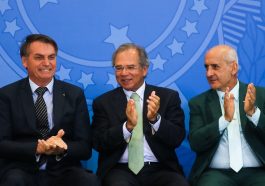 O presidente da República,Jair Bolsonaro, os ministros da Economia, Paulo Guedes e da Secretaria de Governo, Luiz Eduardo Ramos em cerimônia parlamentar Auxílio-gasolina e isenção no ICMS dos combustíveis