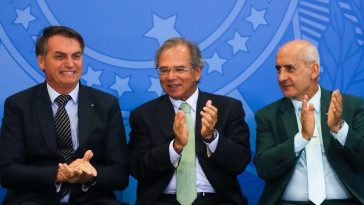 O presidente da República,Jair Bolsonaro, os ministros da Economia, Paulo Guedes e da Secretaria de Governo, Luiz Eduardo Ramos em cerimônia parlamentar Auxílio-gasolina e isenção no ICMS dos combustíveis