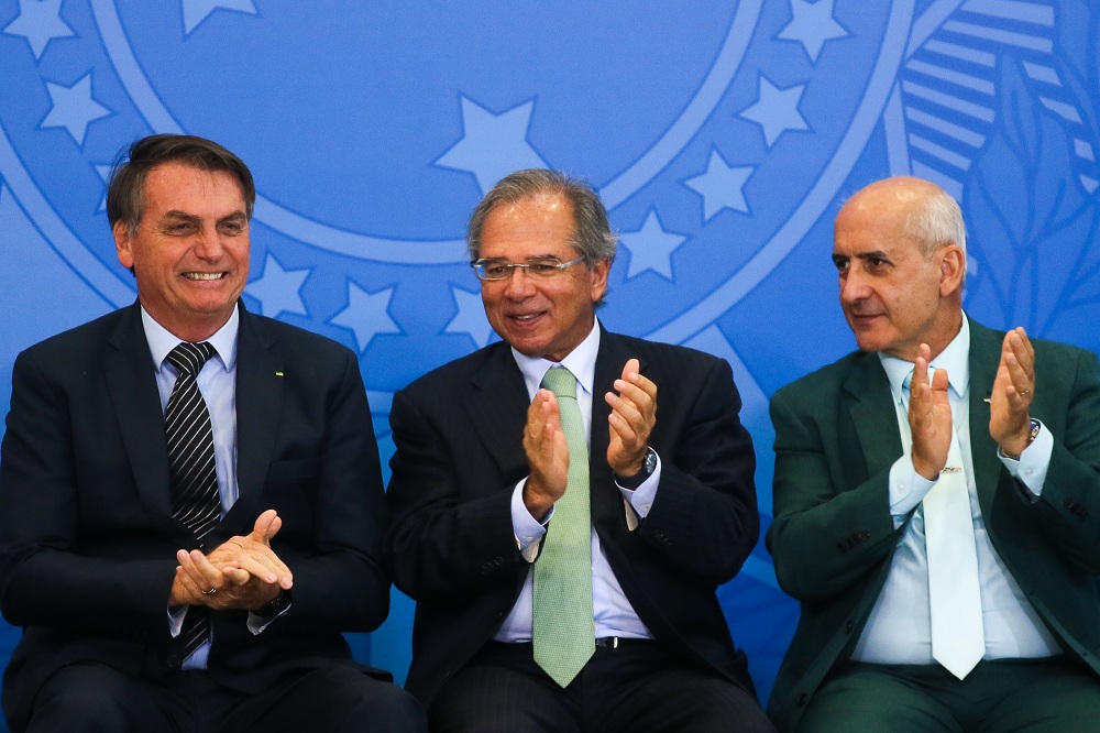 O presidente da República,Jair Bolsonaro, os ministros da Economia, Paulo Guedes e da Secretaria de Governo, Luiz Eduardo Ramos em cerimônia parlamentar Auxílio-gasolina e isenção no ICMS dos combustíveis