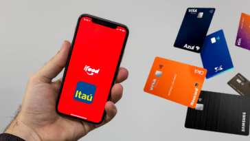 imagem de mão segurando celular na tela do iFood com logo do Itaú e ao lado vários cartões do Itaú em miniatura, pois Agora você pode pedir seu cartão Itaú pelo iFood