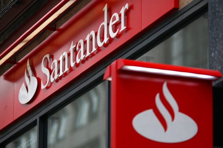 fachada de agência física Banco Santander Brasil