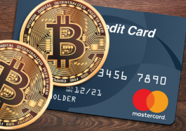 imagem de cartão de crédito da bandeira Mastercard e em cima dele uma moeda de Bitcoin, simbolizando o primeiro cartão de crédito com limite de crédito em criptomoedas