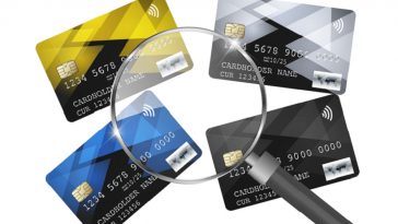 imagem de quatro cartões com chip e uma lupa nele, simbolizando o que fazer com após a data de validade do cartão de crédito ou débito ter vencido