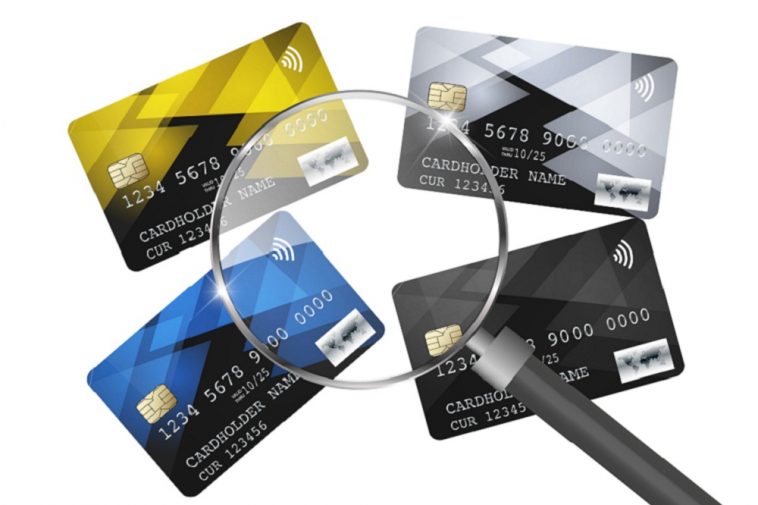 imagem de quatro cartões com chip e uma lupa nele, simbolizando o que fazer com após a data de validade do cartão de crédito ou débito ter vencido