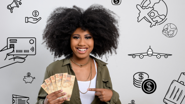 Mulher segurando dinheiro brasileiro cerca de diversos ícones de viagem, simbolizando como fazer renda extra em dinheiro com milhas aéreas
