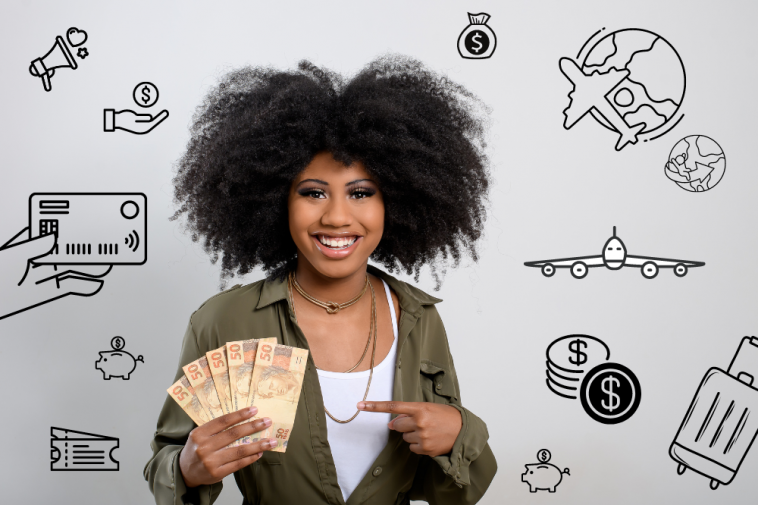 Mulher segurando dinheiro brasileiro cerca de diversos ícones de viagem, simbolizando como fazer renda extra em dinheiro com milhas aéreas