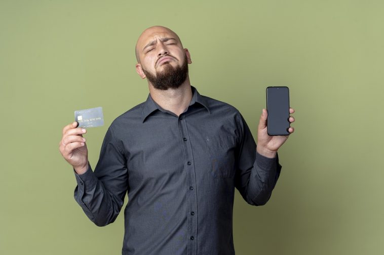 Homem Segurando Um Telefone Celular Com Um Aplicativo Que Lhes