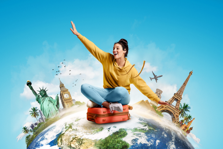 menina sentada em uma mala e ao redor vários pontos turísticos, simbolizando as promoções para Dia Mundial do Turismo