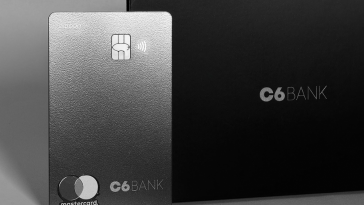 cartão C6 Bank Mastercard Black, simbolizando a novaconta Carbon C6 Bank para o público de alta renda