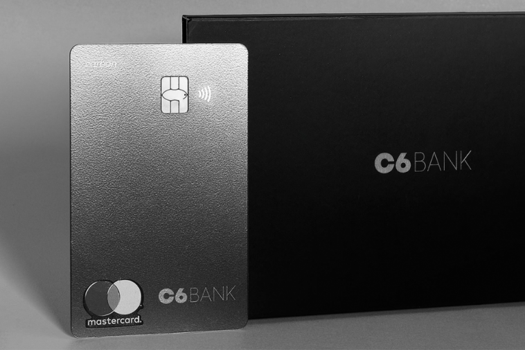 cartão C6 Bank Mastercard Black, simbolizando a novaconta Carbon C6 Bank para o público de alta renda