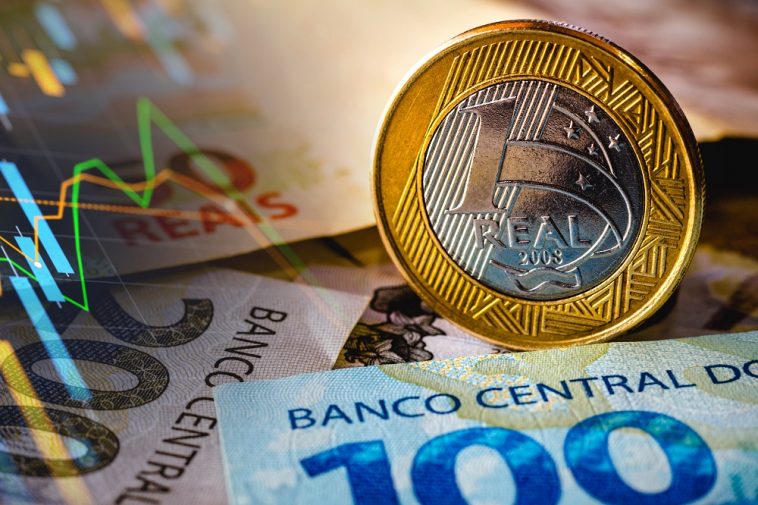 ilustração sendo mostradas notas de cinquenta e duzentos reais e uma moeda de um real em destaque, para simbolizar como os bancos ganham dinheiro no Brasil