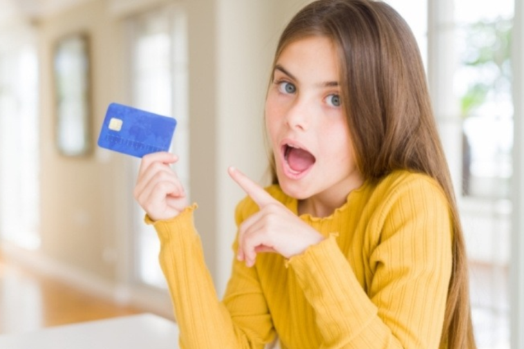 Cartão de crédito para adolescente: como funciona e vale a pena?